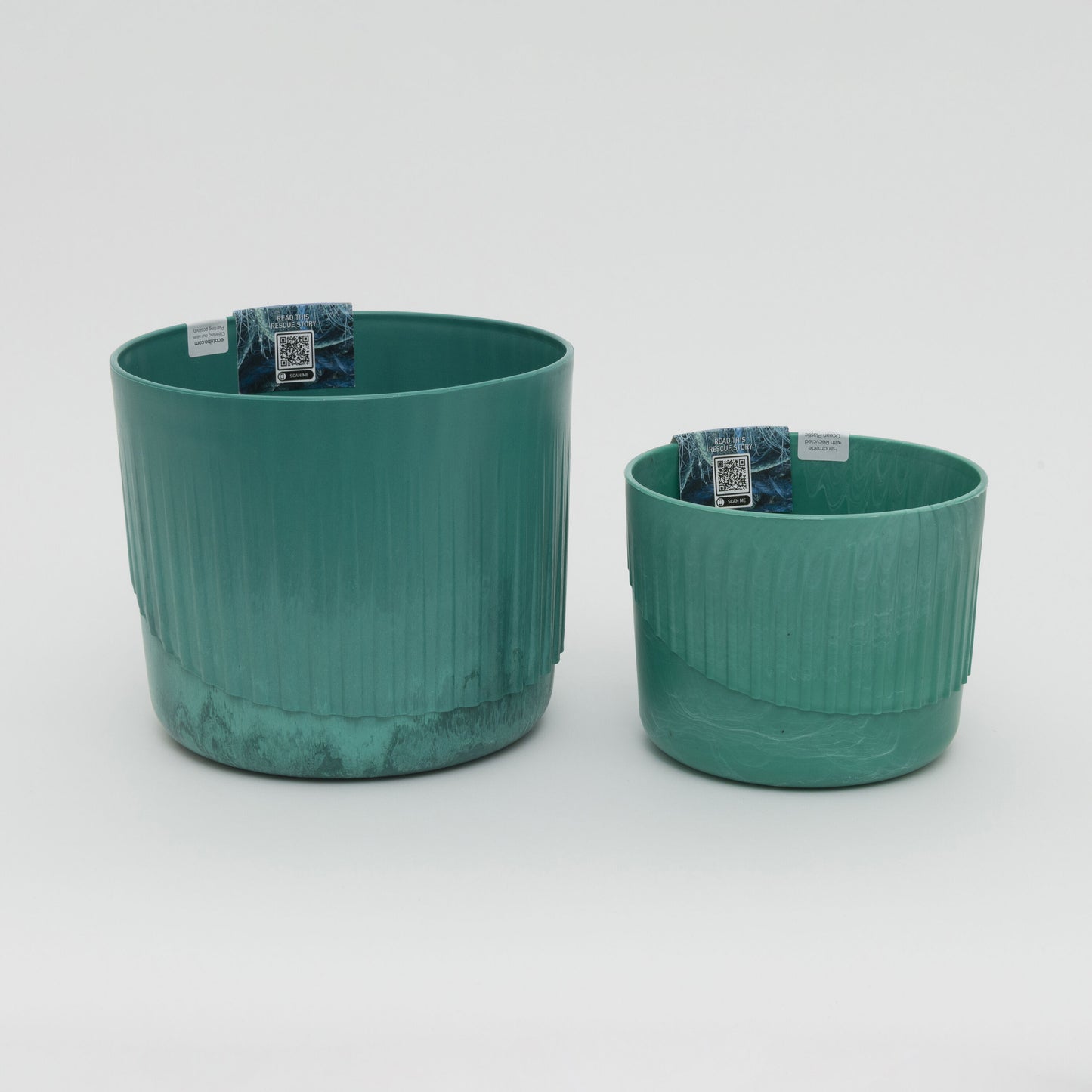 Large and medium green plant pots next to each other to show scale