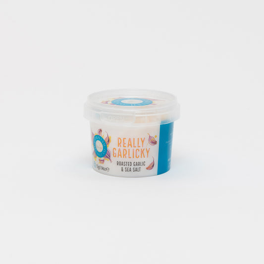 A pinch pot of Cornish Sea Salt's Really Garlicky pinch pot on a white background.