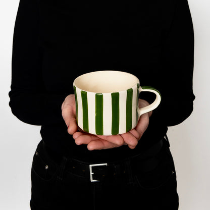 Model demonstrating the size of the large mug