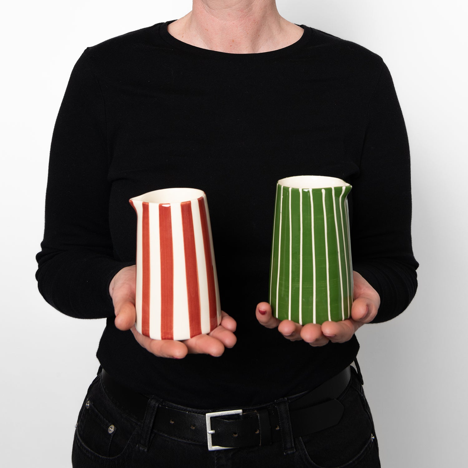 Model showing the size of the striped creamers