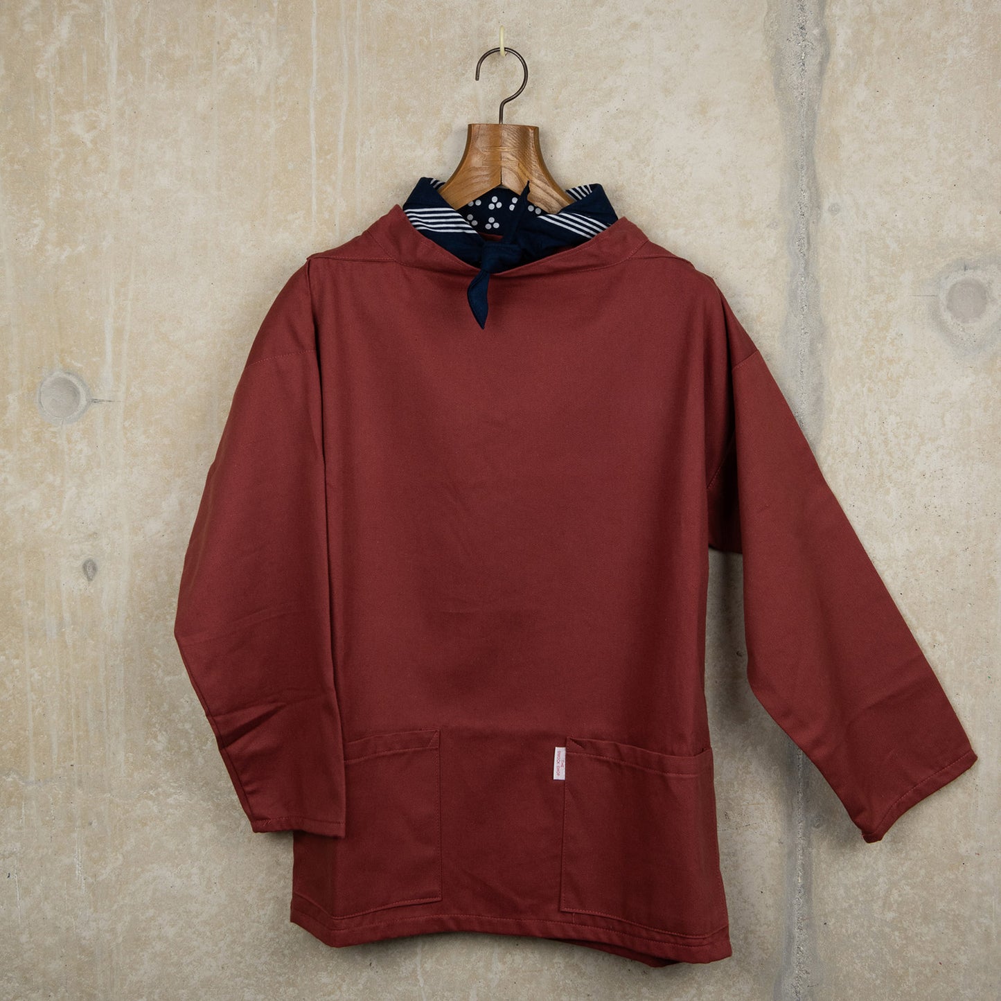Breton red smock with crew neck, full-length sleeves and two front pockets