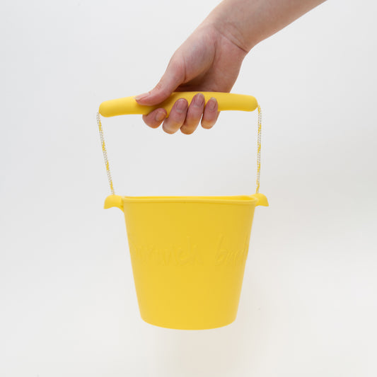 model holding yellow silicone bucket